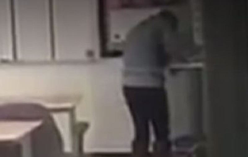 O profesoară a fost filmată de elevi în timp ce priza cocaină în sala de curs | VIDEO