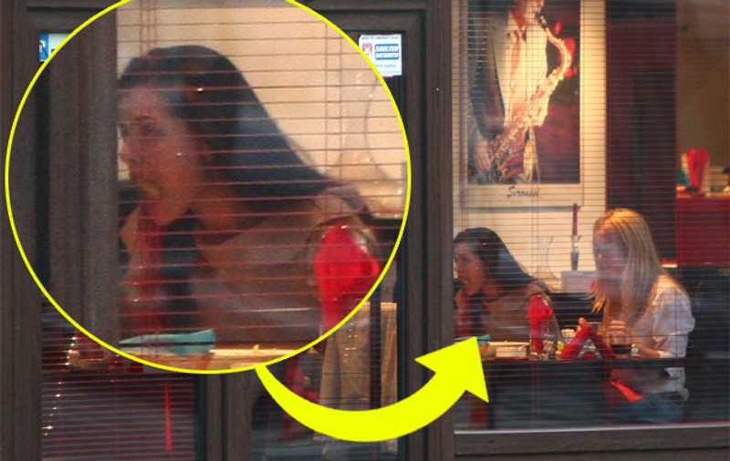Monica, ai uitat de bunele maniere? De ce înfuleci aşa? | FOTO