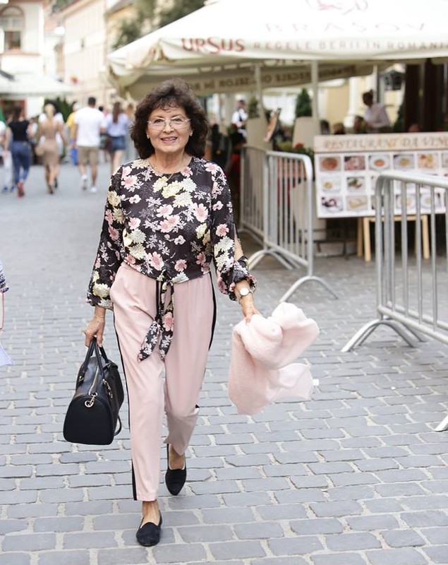 Prima câștigătoare din România a Cerbului de Aur arată senzațional la 72 de ani. Luminița Dobrescu, o apariție de zile mare pe străzile din Brașov | FOTO