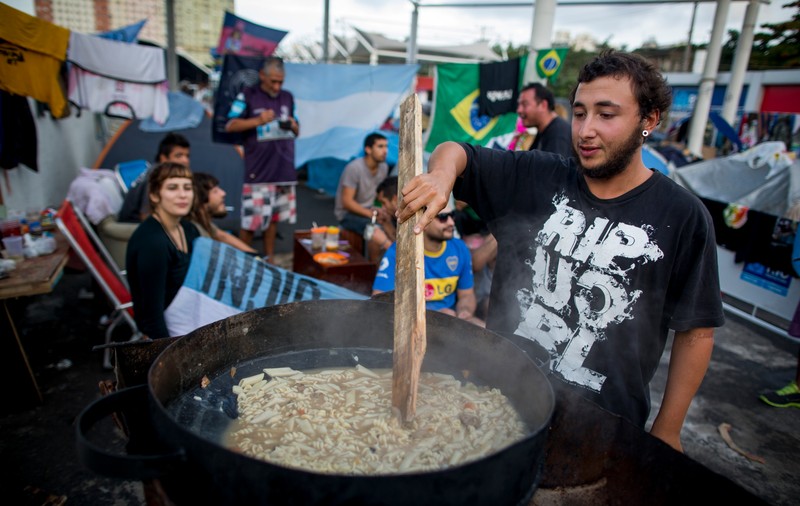 Mâncare la cazan, pentru titlul mondial! Argentinienii au venit cu corturile la Rio de Janeiro