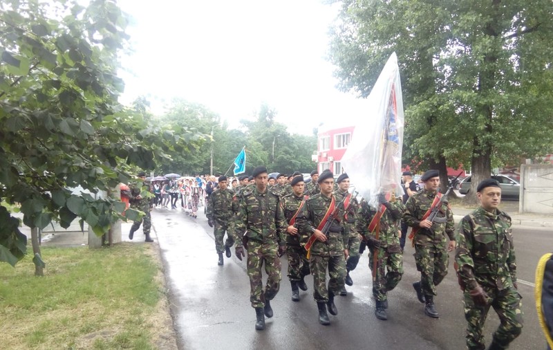 Sute de persoane au participat la procesiunea tradiţională de Înălţare şi de Ziua Eroilor de la Galați/ GALERIE FOTO
