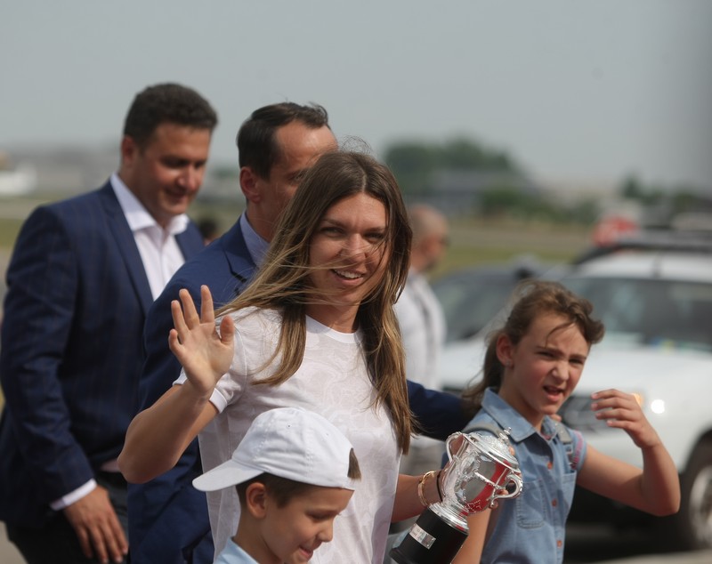 Imagini de la sosirea Simonei Halep în România. Liderul WTA, emoționat de primirea făcută / GALERIE FOTO