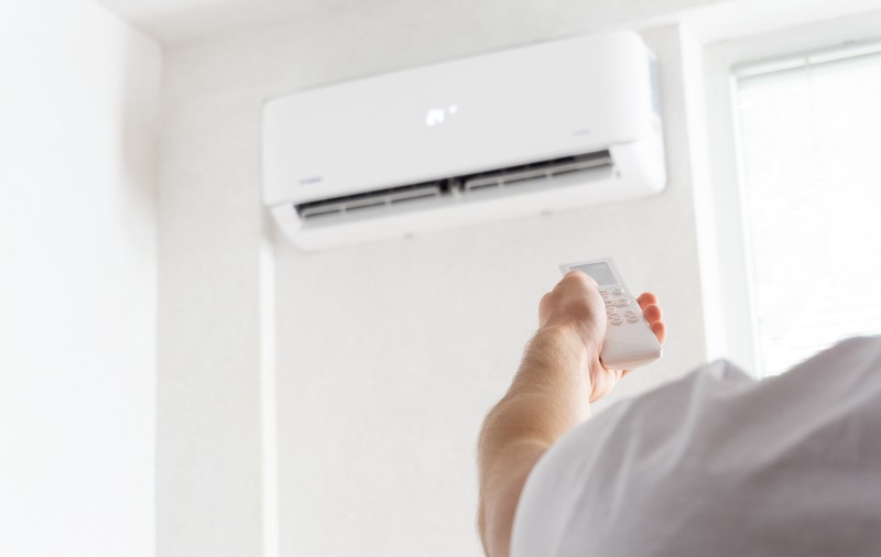 Aparatul din sufragerie care consumă de două ori mai mult curent decât aerul condiționat