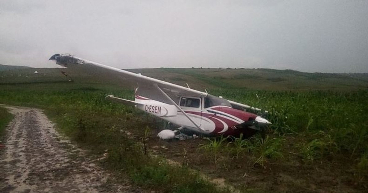 Un avion de mici dimensiuni a aterizat forţat în județul Iași. Doi bărbați au scăpat cu viață