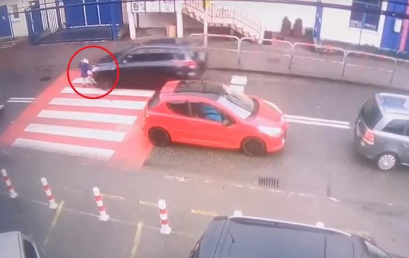 O fetiță din Portugalia a fost lovită pe trecerea de pietoni și a scăpat miraculos. Imagini șocante cu momentul accidentului / VIDEO