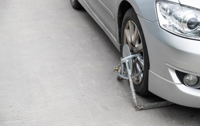 Un angajat al Primăriei Galaţi, bătut de un șofer în timp ce instala dispozitive de blocare a roţilor mașinilor într-o parcare