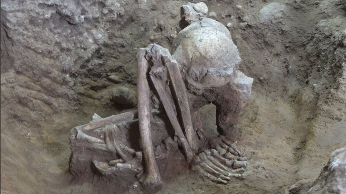 Imaginea cu o mumie, oase contorsionate, gasite pe tarana uscata