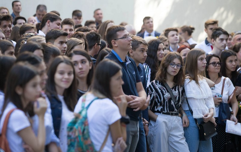 Elevii au început școala. Ce schimbări îi așteaptă în noul an: exmatriculare, testare antidrog, alte condiții pentru burse și examen de admitere la liceu 