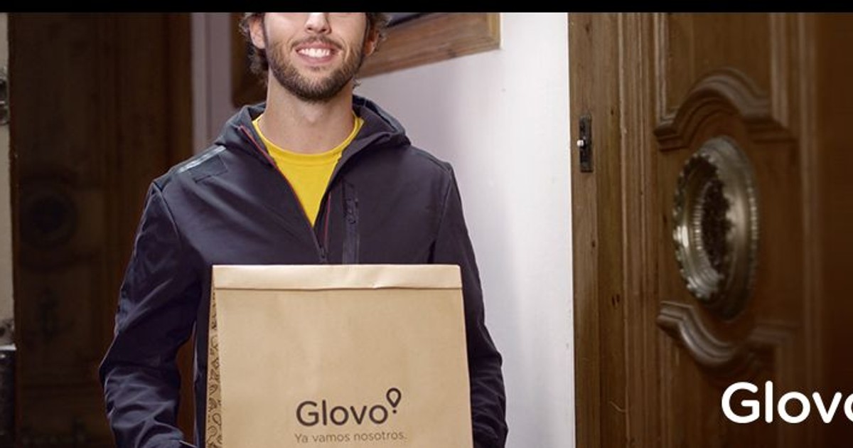 Un nou concurent pentru Uber Eats: Aplicația Glovo se lansează în România. Livrator Glovo