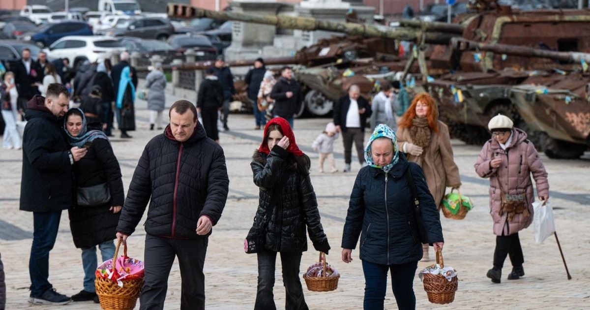 Locuitorii din Kiev merg ținând în mâini coșuri de Paște cu mâncare, pe Piața Sfântul Mihail din Kiev, Ucraina, pe 12 aprilie 2026