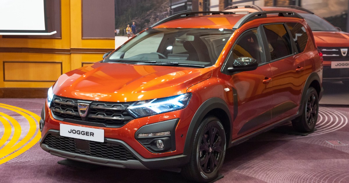Mașină Dacia Jogger, de culoare portocaliu metalizat