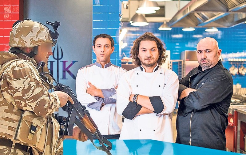 EXCLUSIV | Atacaţi de un comando militar! Producătorii emisiunii-concurs «Hell’s kitchen» i-au băgat pe concurenţi într-un cantonament de tip spartan
