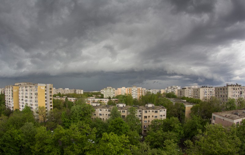 ANM anunță ploi și rafale de până la 40 km/oră, luni, în București. Marți, temperaturile ajung la 32 de grade Celsius