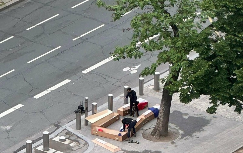 Cinci sicrie înfășurate în drapelul Franței, lăsate de un șofer bulgar sub Turnul Eiffel: „Soldați francezi ai Ucrainei”