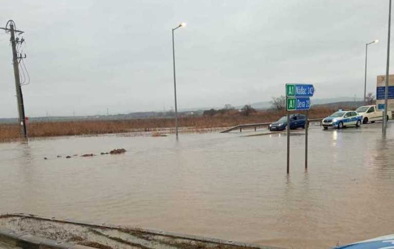 Drum inundat de ploile torențiale, în Hunedoara. Traficul rutier a fost închis la Geoagiu, la coborârea de pe autostrada A1