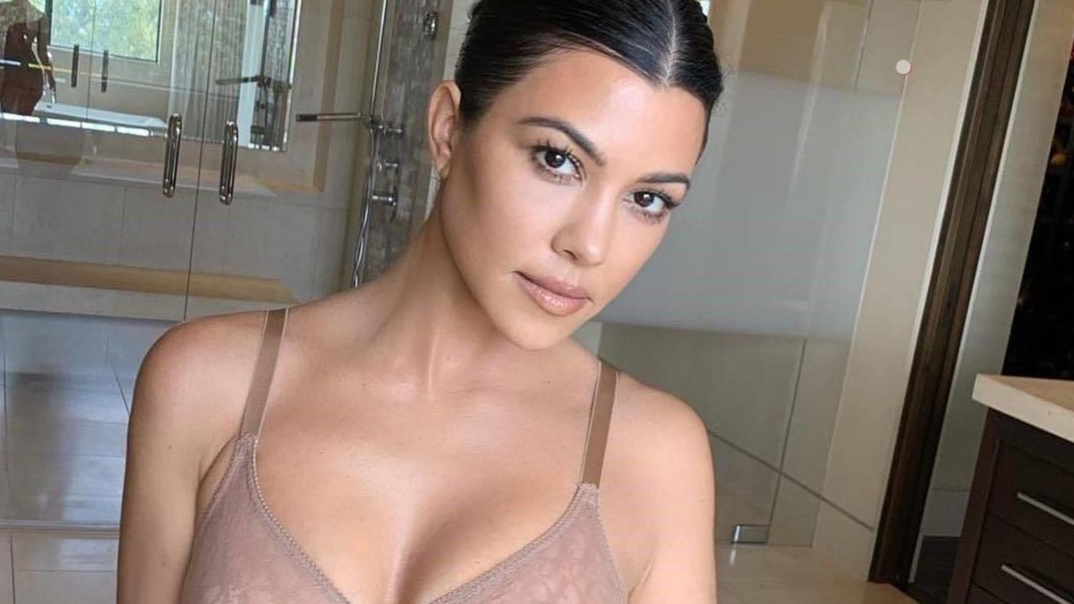 Kourtney Kardashian face show pe net cu fotografii în care apare dezbrăcată