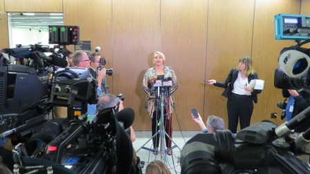 Samantha Geimer, la o conferință de presă după ce a cerut Curții din Los Angeles să renunțe la acuzațiile împotriva lui Roman Polanski
