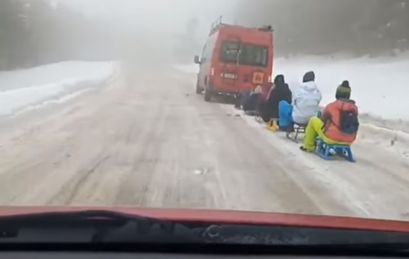 Imagini revoltătoare: un microbuz de Hunedoara trage mai mulţi copii pe sănii pe şosea. Reacţia poliţiei
