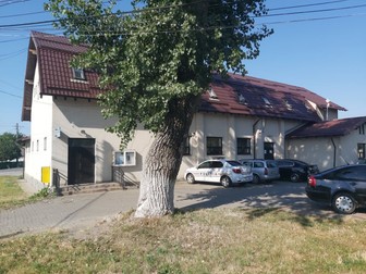 Postul de poliție este peste drum de centru