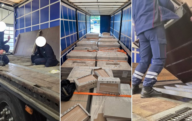 Colaj din trei cadre ce prezintă o inspecție vamală asupra remorcii unui camion de marfă: în stânga, doi agenți demontează podeaua din lemn a remorcii; în mijloc, este vizibil interiorul semi-remorcii încărcate cu paleți de plăci ceramice/gresie, iar în dreapta, un agent ridică una dintre plăcile de lemn ale podelei pentru a verifica spațiul dublu ascuns de dedesubt, având o trusă de scule la îndemână.
