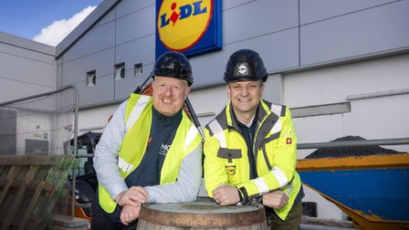 Martin McGrogan, director general al MMG Contracts Ltd și Gordon Cruikshanks, director general regional al Lidl Irlanda de Nord Foto: belfasttelegraph.co.uk