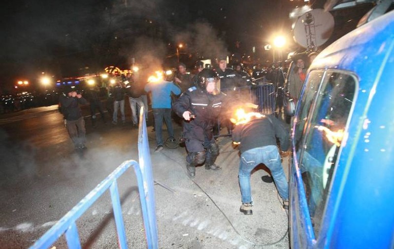 Manifestul ultraşilor: ”Vrem să închideţi mall-uri şi să deschideţi fabrici”