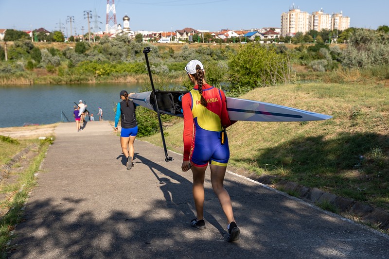 Simona Radiş cară schiful de simplu spre ponton