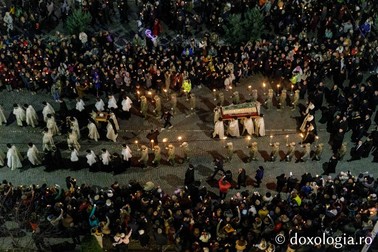 Moaștele Sfintei Parascheva și ale Sfântului Paisie vor fi scoase din catedrală pe 8 octombrie. Sursa foto: doxologia.ro