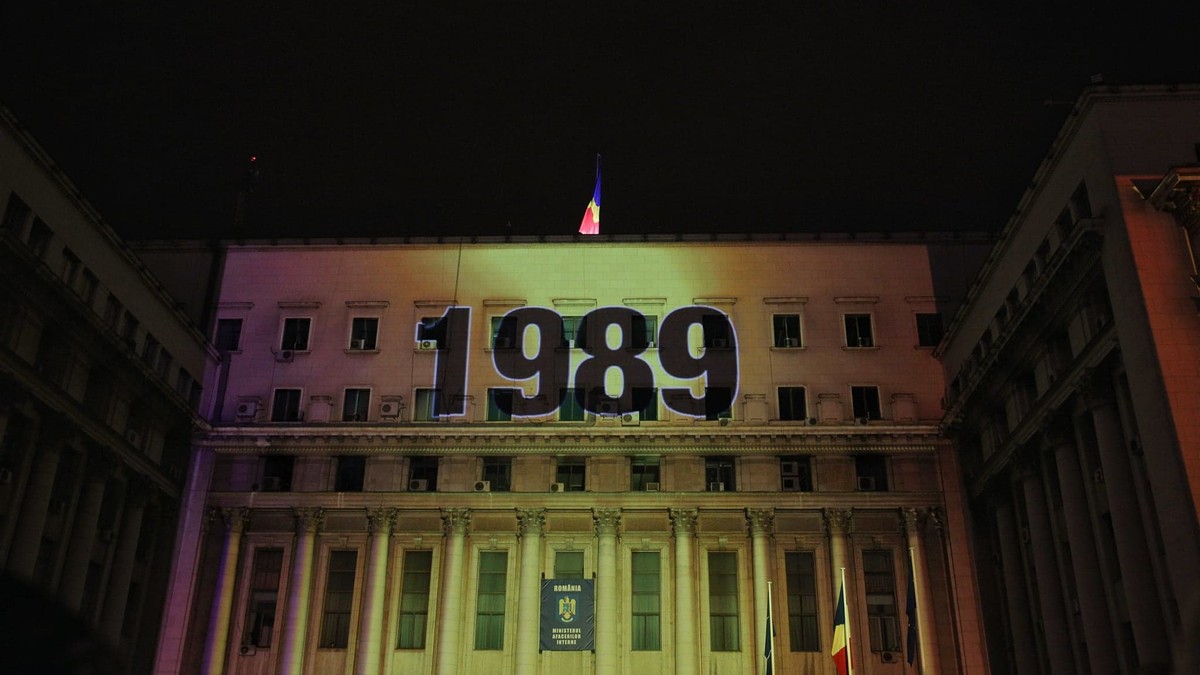 numărul 1989 proiectat pe clădirea Minisferului Afacerilor Interne, în timpul unui marș comemorativ pentru victimele revoluției, 22 decembrie 2019