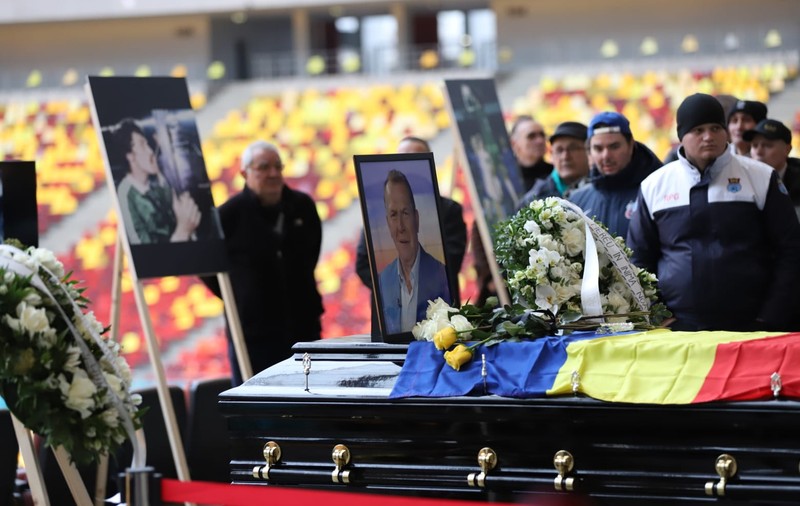 Cântărețul care i-a adus un ultim omagiu lui Helmut Duckadam. Fotografiat la Arena Națională, în sectorul VIP