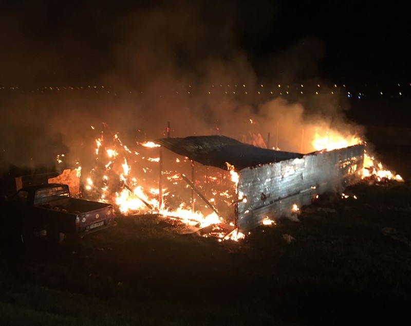 FOTO: Zeci de capre au murit pârjolite într-un incendiu puternic care a cuprins o fermă din Vaslui