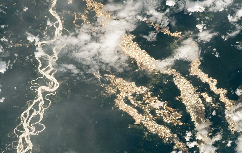 Un astronaut NASA a fotografiat ”râuri de aur” în Amazonia Peruviană
