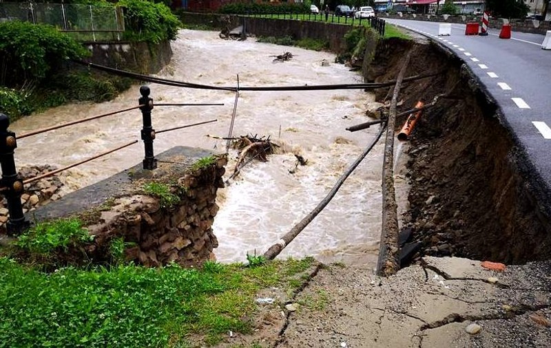 Localități inundate și drumuri blocate, în județul Bacău, în urma ploilor abundente. Mai multe persoane au fost evacuate