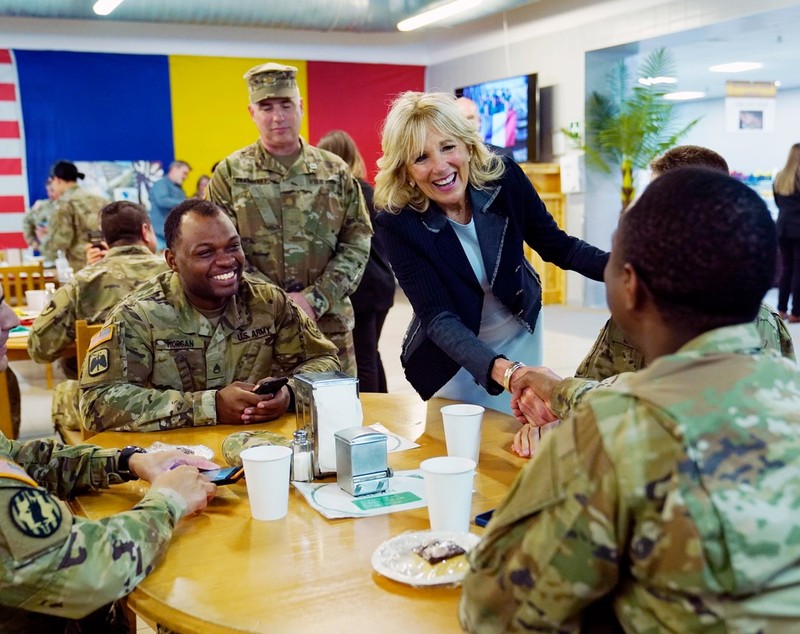 Imagini de la vizita lui Jill Biden la baza militară de la Mihail Kogălniceanu. Prima Doamnă, la masă alături de soldații americani