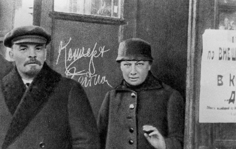 A ars cabana lui Vladimir Ilici Lenin din Santk Petersburg. „Focul mocnea în colibă”