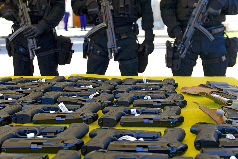 Angajati SIAS pozeaza langa pistoale Beretta PX 4. Foto Hepta