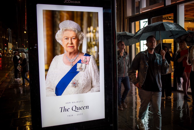 Afiș la o stație de autobuz în Tottenham Court Road, Londra, în semn de omagiu pentru regina Elisabeta. Foto: EPA