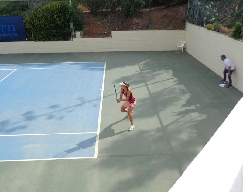 Un mare talent al tenisului tricolor se stinge în Cipru: ”Caut sponsor, pentru a-mi realiza visul!”. Raluca Șerban a intrat pe mâna antrenorului care l-a făcut mare pe Baghdatis. Sportiva este valoroasă, dar și frumoasă / GALERIE FOTO