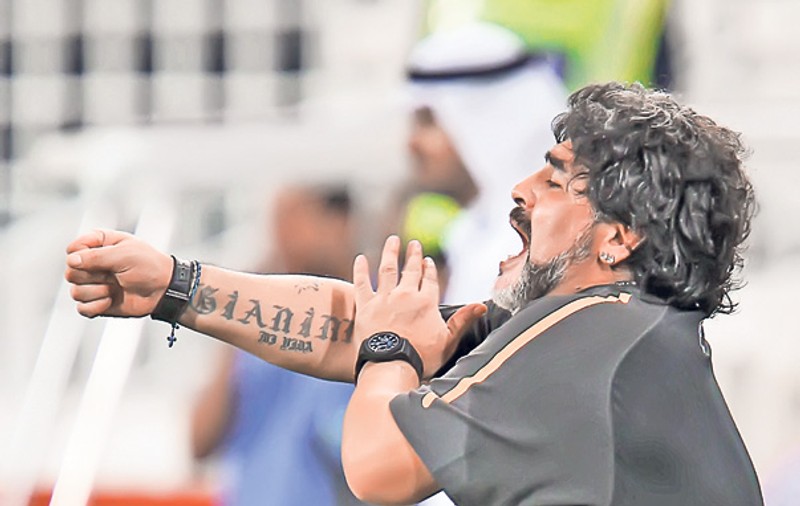 Video | Diego Armando Maradona a lovit cu piciorul un suporter!
