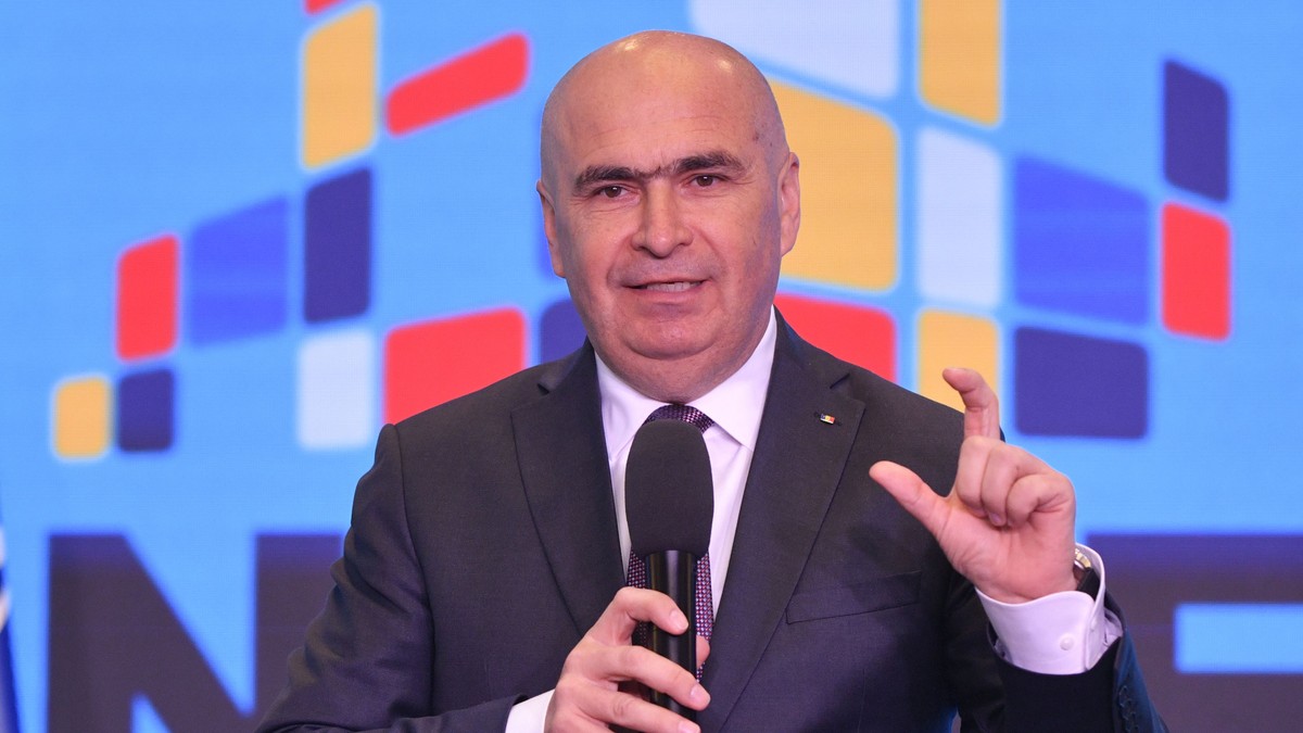 Ilie Bolojan, presedinte interimar al României, vorbește în timpul unei conferințe de presă