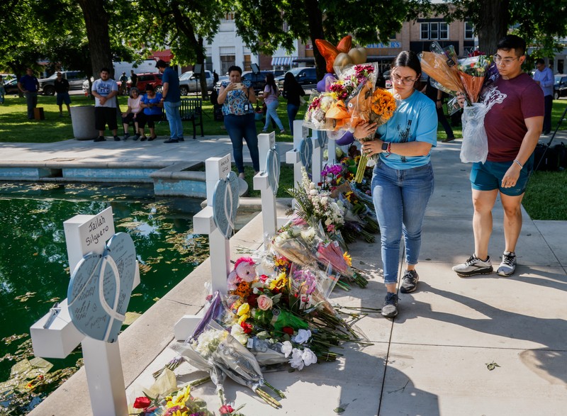 Flori pentru cele 21 de victime din Uvalde, Texas. EPA-EFE/TANNEN MAURY