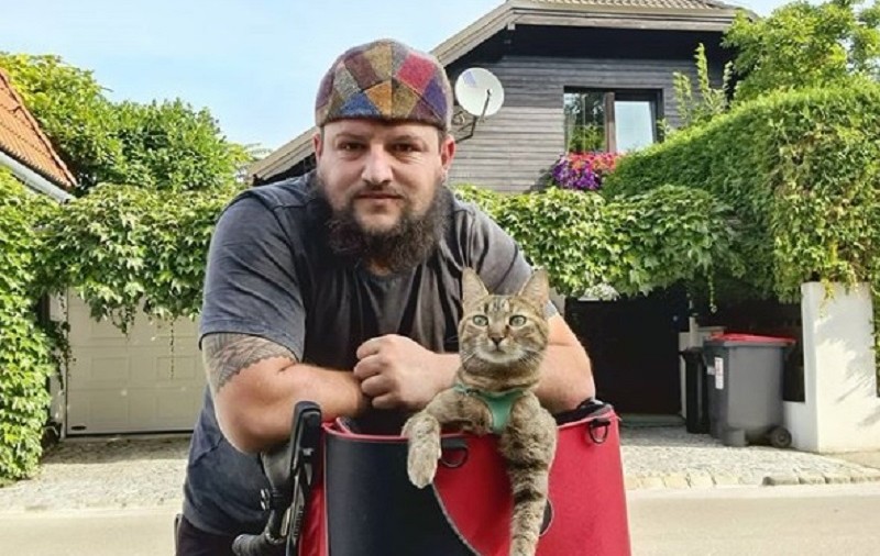 Un scoțian și pisica lui fac senzație pe YouTube și pe Instagram. Cei doi fac ocolul Pământului pe bicicletă