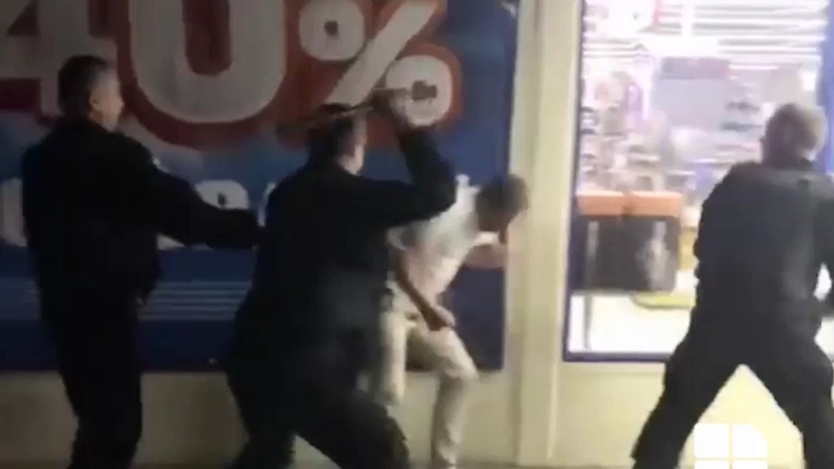 Un bărbat a fost snopit în bătaie fiindcă a avut o plângere de făcut la un supermarket