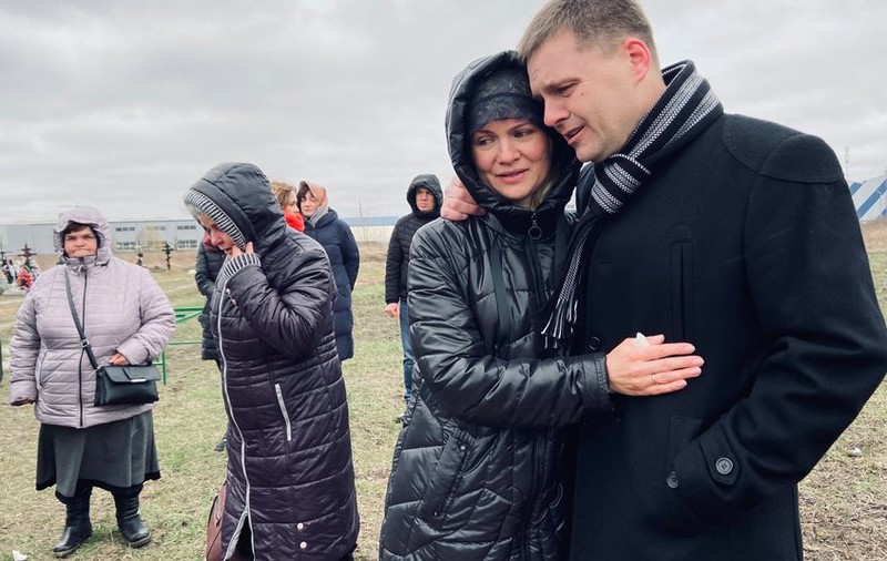 Elisei, un băiețel ucrainean de 13 ani, ucis în fața ochilor mamei sale: „Ne-au făcut cu mâna, de parcă ne-ar fi urat  drum bun, apoi au tras”
