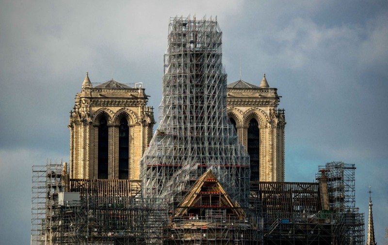 Indignare printre francezi, după decizia lui Emmanuel Macron de a înlocui vitraliile originale ale Catedralei Notre Dame cu unele contemporane. „Este vandalism”