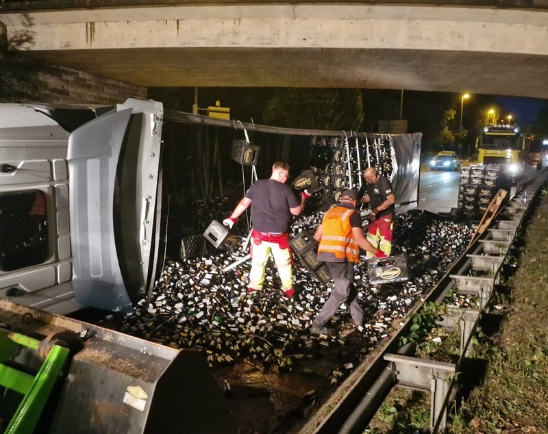 Un șofer român de TIR a închis timp de 20 de ore o șosea germană abia deschisă după ce fusese dezamorsată o bombă