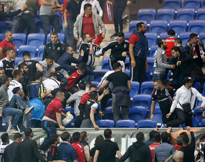 Scene apocaliptice la Lyon, înaintea meciului cu Beșiktaș din Liga Europa. Fanii turci au atacat suporterii gazdelor. Francezii s-au refugiat pe teren. Partida, întârziată 55 de minute / FOTO&VIDEO