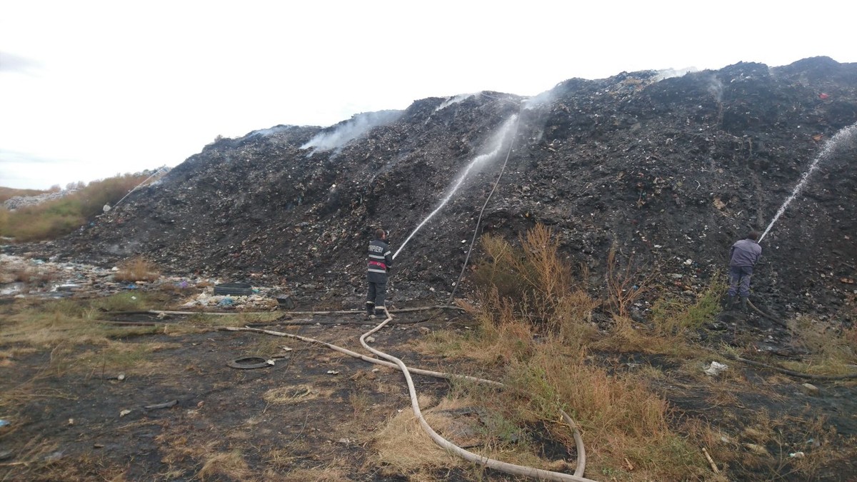 Incendiu la rampa de gunoi a municipiului Tecuci, unde flăcările au cuprins 500 de metri pătraţi