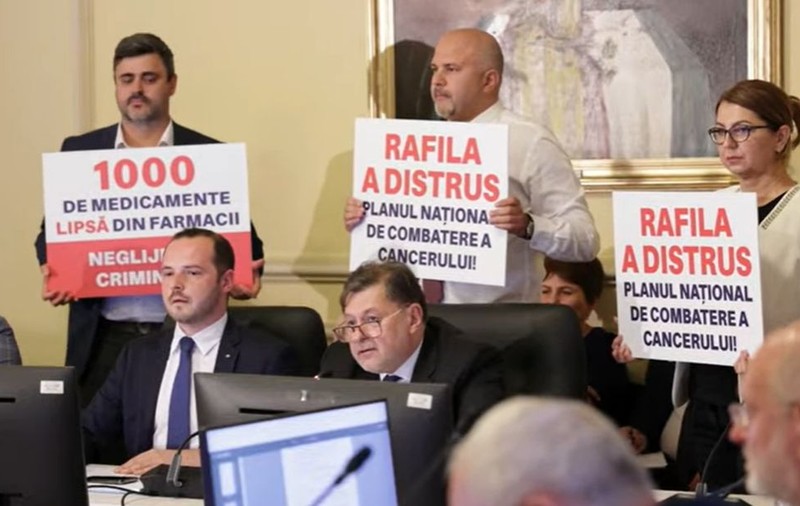 Tensiuni la audierea lui Rafila în Parlament. Opoziția a venit cu pancarte și un coleg de partid a spus public că nu îl susține