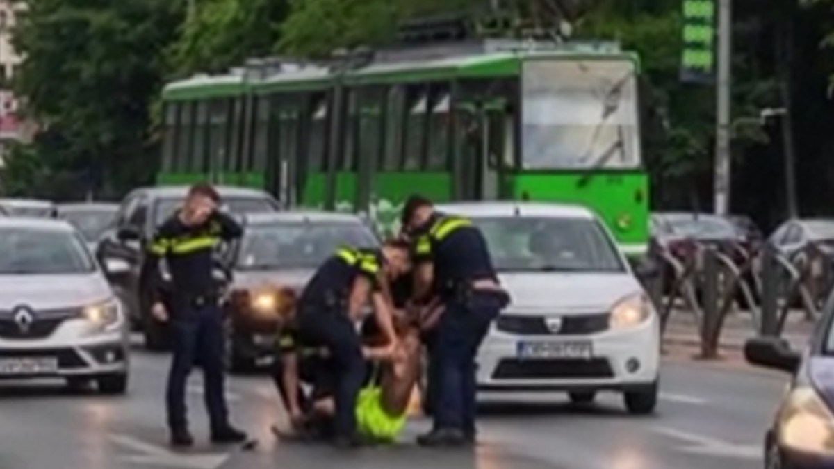 Momentul în care tânărul a fost imobilizat de polițiști. Foto: Captură video.